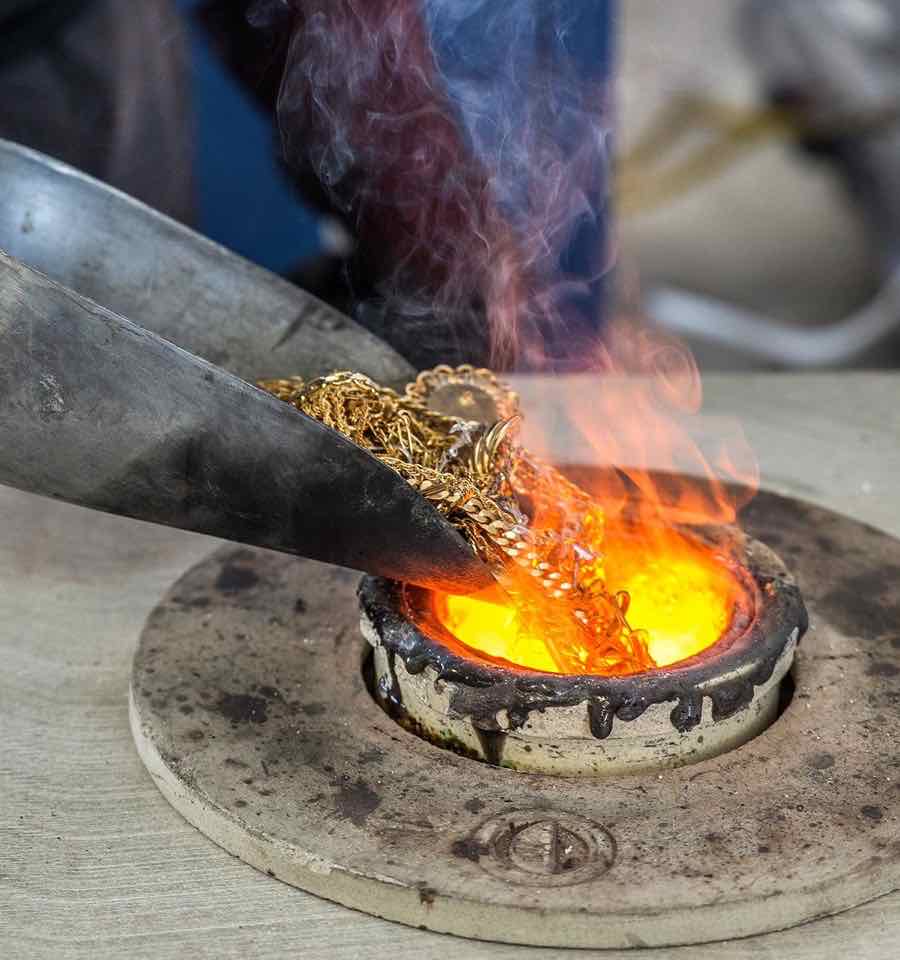 Fusione di catenine e gioielli in oro usato nel crogiolo del laboratorio
